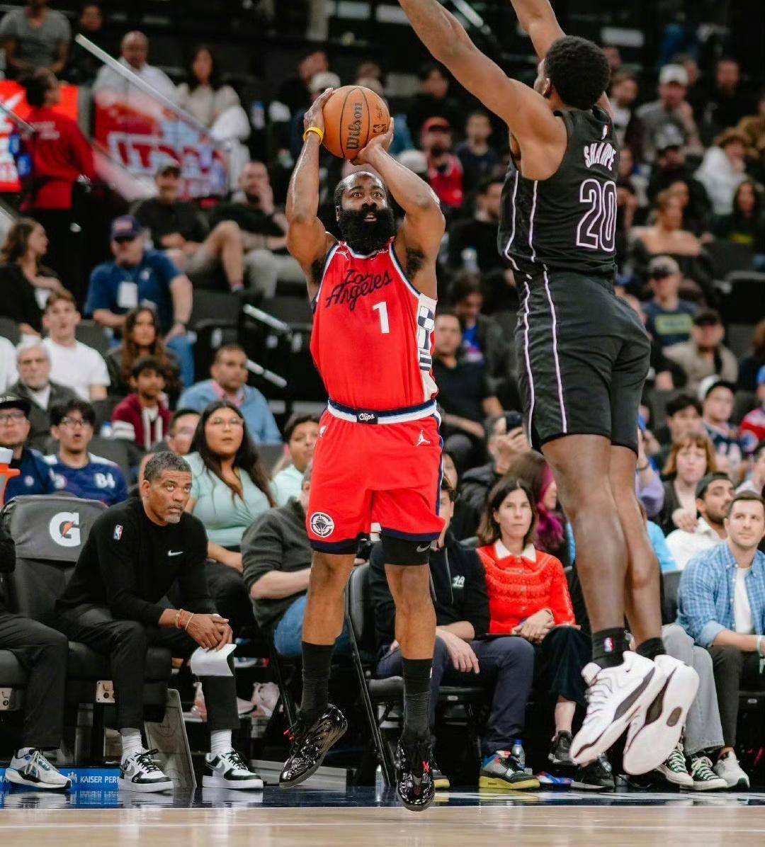 lol体验服下-CBA常规赛赛程吃紧，费城76人国际比赛日篮板制胜，悬念犹存，团队化学反应显著的简单介绍